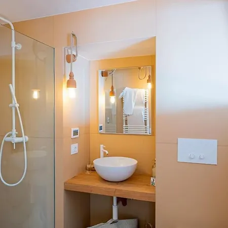 Вилла Cisterna Capri, Private Front With Pool Капри