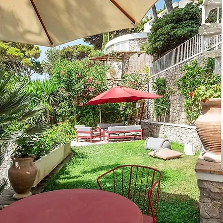 Вилла Cisterna Capri, Private Front With Pool